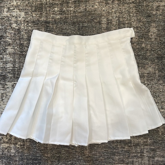 White pleated skirt - Picture 2 of 3